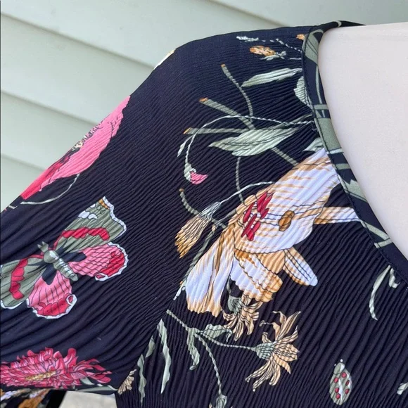 Like new Charlie Black Floral Long Sleeve blouse - Picture 4 of 15